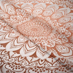 Détail macro d'une tapisserie mandala bohème montrant la texture fine et les tons chauds