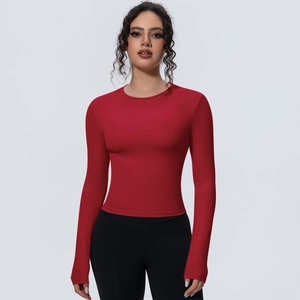 Vue détaillée du haut de yoga rouge ajusté présentant un col rond classique élégant