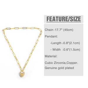Détail du collier à maillons dorés avec pendentif cœur serti de zircons et médaillon