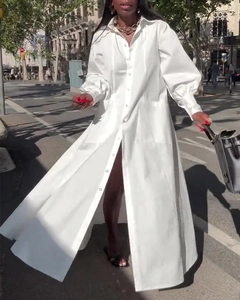 Détail d'une robe chemise blanche en coton avec boutons à l'avant et manches longues