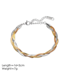 Detailansicht des dreifarbigen geflochtenen Schlangenkette-Armbands aus Edelstahl mit Logo