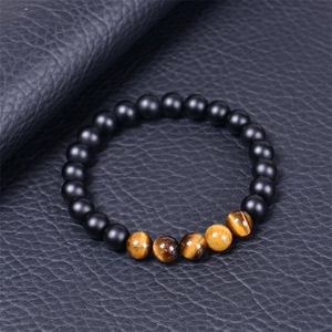 Bracelet en perles d'oeil de tigre et agate noire mate pour cadeau sur fond en cuir noir
