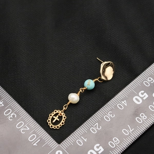 Boucles d'oreilles perles d'eau douce avec perle bleue et croix dorée longueur 45 mm