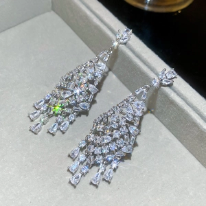 Gros plan de boucles d'oreilles de luxe avec franges en zircon et pierres en forme de poire