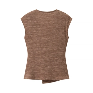 Detailansicht der Rückseite eines braunen ärmellosen Stricktops mit asymmetrischem Saum