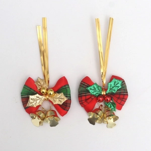 Nœuds de Noël à carreaux avec cloches dorées et feuilles pour décoration artisanale