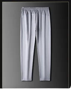 Detalle de la cintura elástica con cordón y textura de punto del pantalón de chándal gris