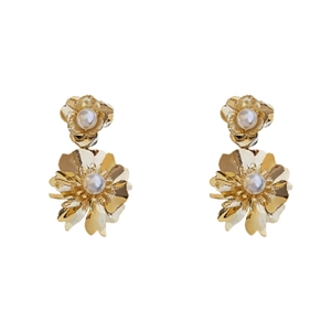 Boucles d'oreilles fleurs dorées avec centre en perle et pétales en métal superposés
