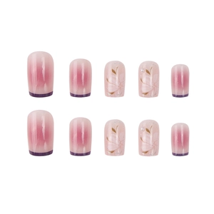 Faux ongles dégradé rose avec motifs floraux, perles et bordure française violette