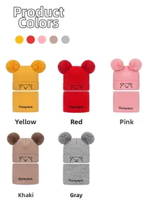 Ensemble bonnet et écharpe en tricot pour bébé avec pompons et détails ours en diverses couleurs