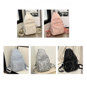 Selezione di zaini multifunzionali a pieghe nei colori bianco, rosa, blu, argento e nero