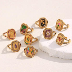 Détails de bagues plaquées or 18K avec icônes en émail coloré et zircone sur du sable