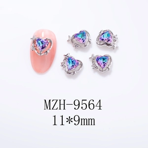 Détail macro de charmes d'ongles en cœur 11x9mm avec cristaux dégradés violet-bleu