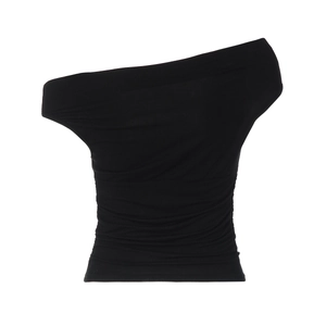 Dettaglio del top nero monospalla slim fit con tessuto elastico e orlo con ruches fini