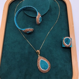 Parure bijoux bleu style serpent avec pendentif cristal, bracelet ouvert et bague assortie