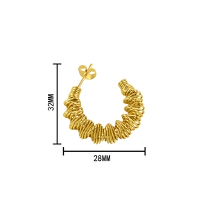 Boucles d'oreilles rétro en acier inoxydable plaqué or 18 carats sur fond blanc