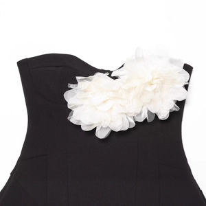 Robe bustier noire élégante avec appliques florales blanches 3D et design épuré