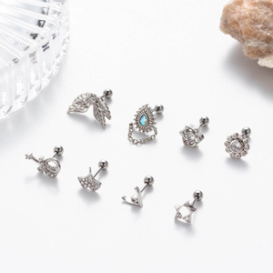 Detailansicht silberner Edelstahl-Ohrstecker mit Zirkonia-Blumen und Sternformen