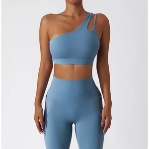 Détail du soutien-gorge de sport asymétrique bleu et legging taille haute à poches