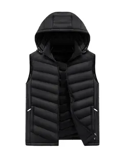 Vista dettagliata del gilet nero con cappuccio e trapuntatura orizzontale e tasche a zip