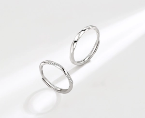 Detaillierte Makroansicht von S925 Sterlingsilber Mobius Ringen mit kleinen Zirkonsteinen
