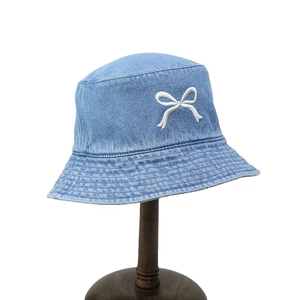 Chapeau bob en denim bleu clair avec broderie nœud blanc et large bord pour protection solaire