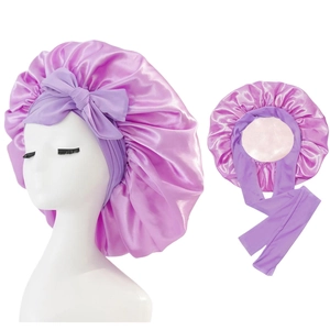 Details von lila Satin-Schlafhaube mit verstellbarem Band und elastischem Saum