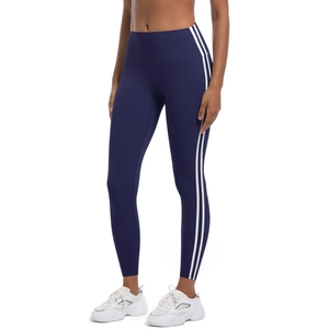Détail de legging de yoga taille haute bleu marine avec bandes blanches et gainage du ventre