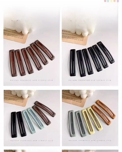 Gros plan de barrettes minimalistes mates en diverses couleurs Morandi et design creux
