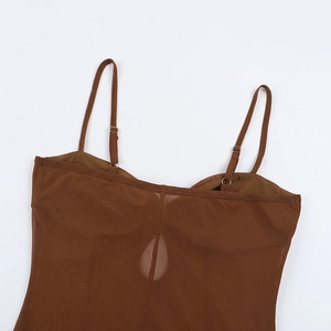 Détail du caraco en mesh marron avec bretelles fines et coutures transparentes