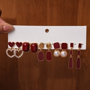 Ensemble de dix paires de boucles d'oreilles vintage perles cœurs rouges et dorés