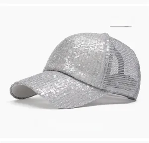Détail de la casquette grise ornée de paillettes brillantes et tissu en maille respirant
