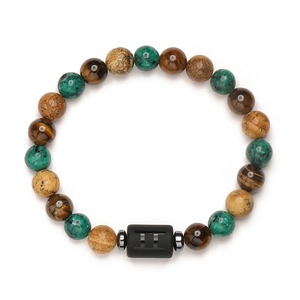 Elastisches Armband aus Tigerauge und Türkis mit Gemini-Sternzeichen-Anhänger auf Weiß