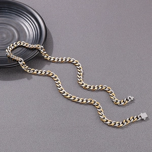 Détail du collier chaîne cubaine bicolore or et argent avec fermoir à cliquet sûr