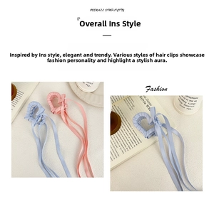 Dettaglio di molletta a cuore con lunghi nastri di raso e fiocco in blu pastello e rosa