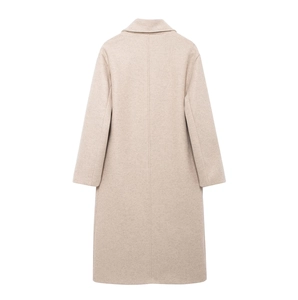 Vue arrière d'un manteau long en laine pour femme montrant les coutures et la texture