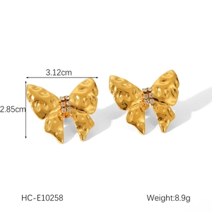Detailed size view of golden stainless steel bow earrings with pearls and dimensions