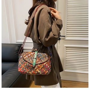 Détail d'un sac bandoulière tissé multicolore avec boucle verte et bandoulière réglable
