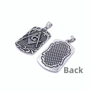 Détail du pendentif maçonnique vintage montrant le devant gravé et le dos à texture maillée