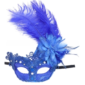 Dettaglio della maschera blu con piume di struzzo, bordo in pizzo e strass lucidi
