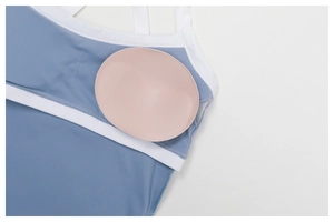 Detail van blauwe yoga-bh met ademende mesh voering en uitneembare ronde vullingen