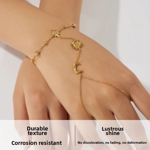 Detaillierte Ansicht der goldenen Boho-Handkette mit Sonne, Mond und Stern Anhängern
