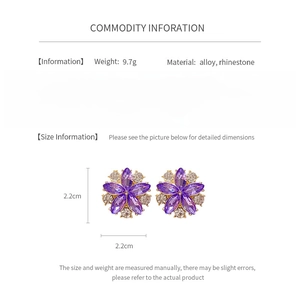 Dettagli orecchini a fiore con strass viola, base in lega dorata e dimensioni