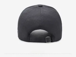 Vue détaillée de la casquette gris foncé montrant le tissu texturé et la boucle en métal