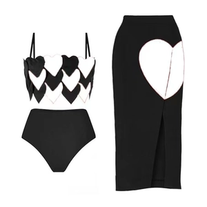 Dreiteiliges Bikini-Set mit Herz-Kontrast-Top, High-Waist-Hose und schwarzem Maxirock