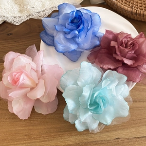 Vue détaillée de diverses pinces à cheveux en fleurs de tulle colorées sur une assiette