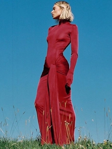 Robe longue rouge à col montant et manches longues avec détails de nouage