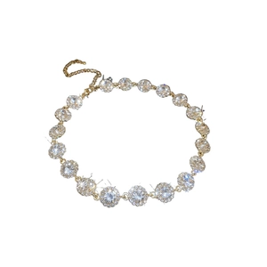 Collier cercle doré élégant avec cristaux de zircone scintillants et chaîne réglable