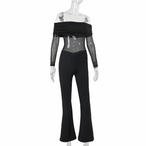 Detail der transparenten Mesh-Einsätze an den Ärmeln des schwarzen Jumpsuits