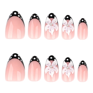 Faux ongles noirs style français avec pois blancs et fleurs 3D sur base rose